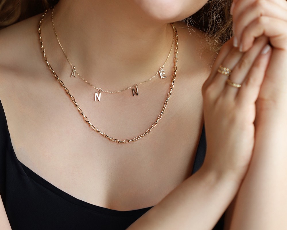 Güçlü ve Feminen Giyime Uygun Takı Kombinleri Nelerdir?